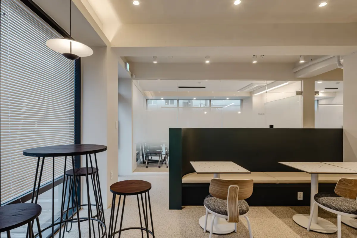 딥그린 포인트의 모던 오피스 라운지 인테리어